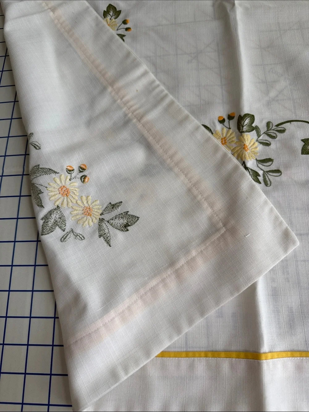 Embroidered Daisy Tablecloth 33” Square Linen Look Yellow Green Floral